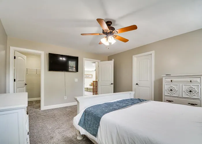 Spacious Home W/ Fireplace - Near Pinehurst Golf!