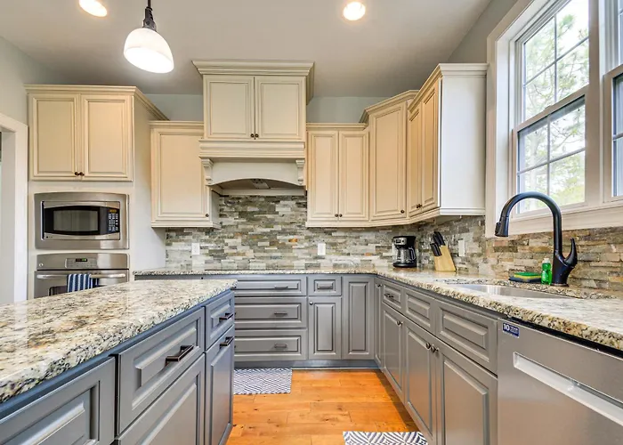 Spacious Home W/ Fireplace - Near Pinehurst Golf!