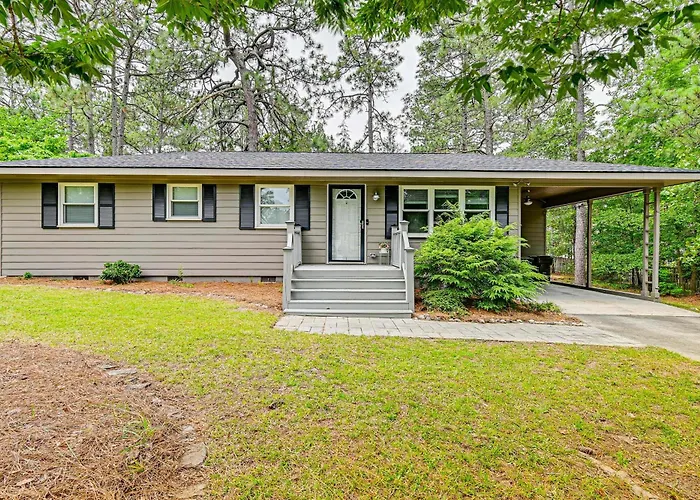 < 2 Mi To Golf Course: Pinehurst Home W/ Deck!
