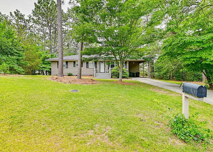 < 2 Mi To Golf Course: Pinehurst Home W/ Deck!